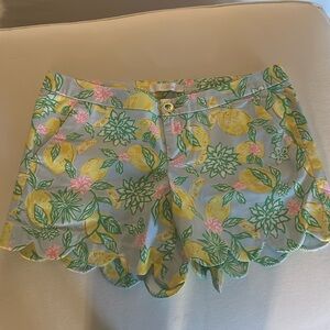 NWT Lilly Pulitzer buttercup stretch short in Make Lemonade print.